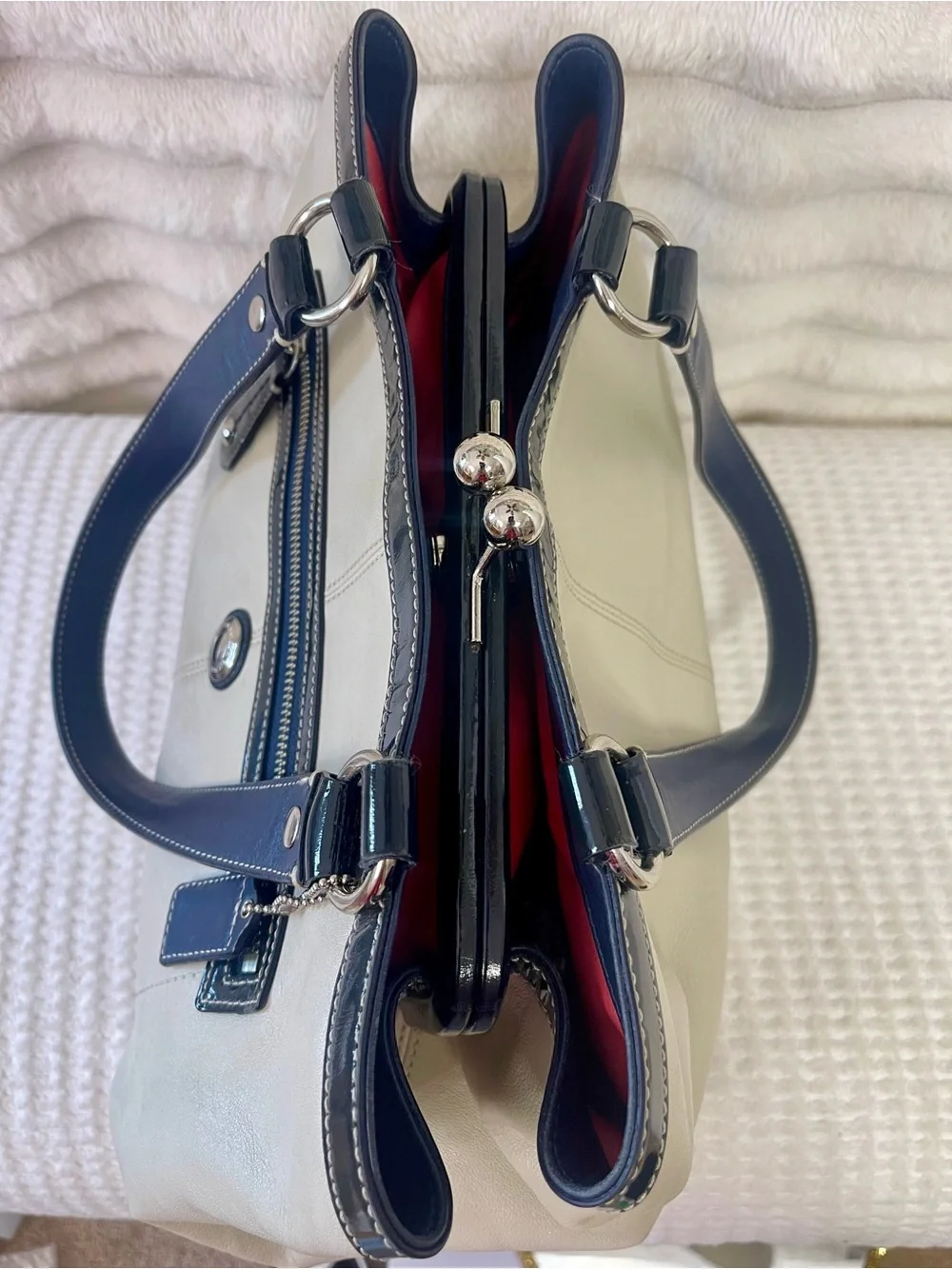 2010 Coach Kiss-lock Laura Spectator Carryall Tote w/ Multiple Compartments